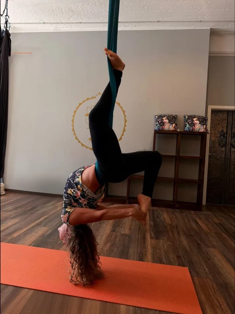 Aerial Yoga im Tuch im Studio