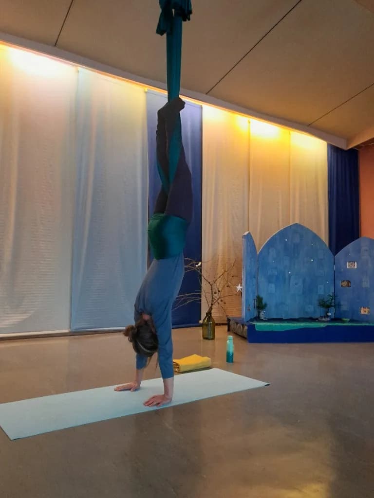 Umkehrhaltung im Aerial-Yoga-Tuch