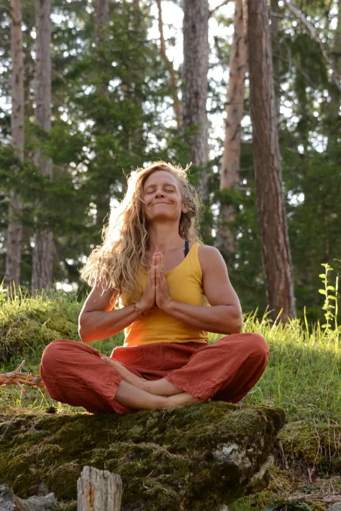 Jenny Rothermund in Meditationshaltung – Kundalini Yoga