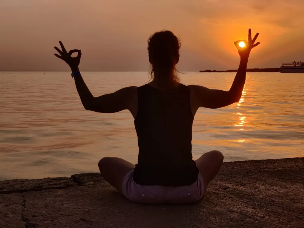 Meditation im Sonnenuntergang