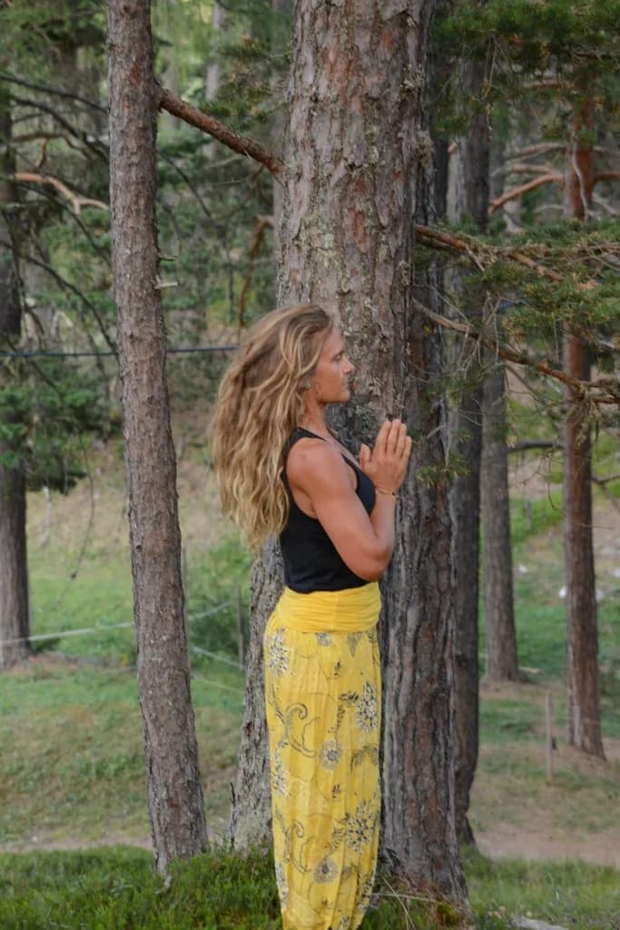 Jenny Rothermund in stiller Haltung an einem Baum