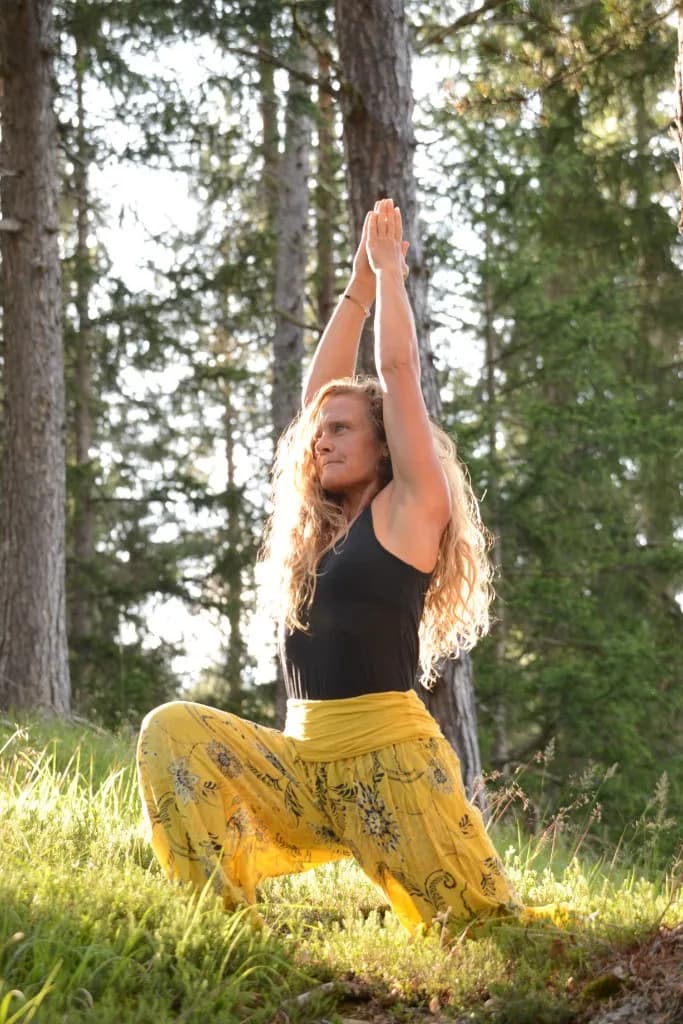 Jenny Rothermund kniend im Abendlicht im Engadiner Wald