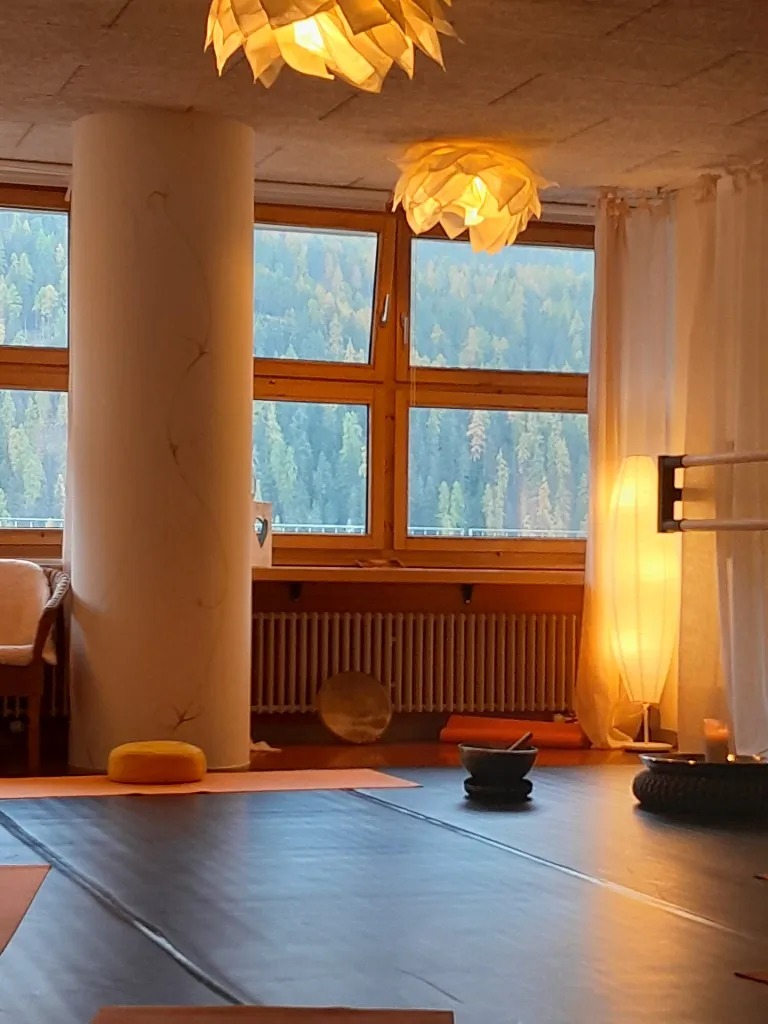 Ruhiger Yogaraum bei Kerzenlicht für Yoga Nidra