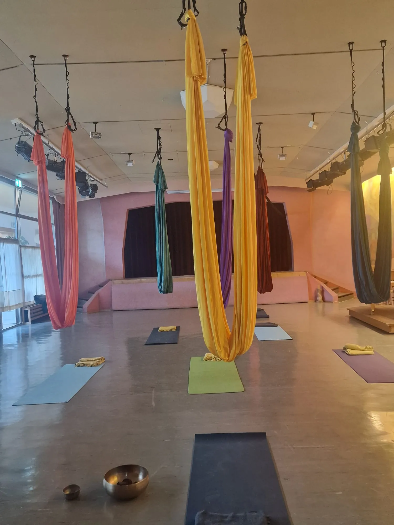 Aerial-Yoga-Tücher im Saal